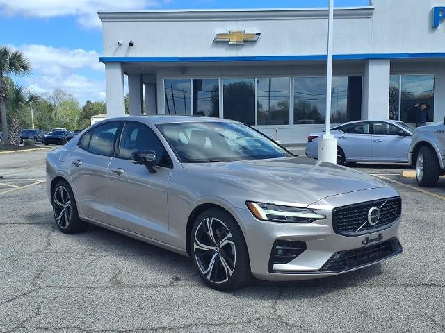 2024 Volvo S60 Plus Dark Theme