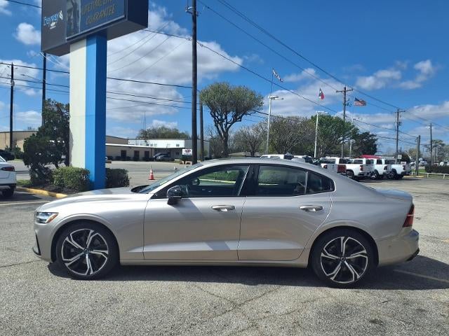 2024 Volvo S60 Plus Dark Theme