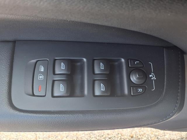 2024 Volvo S60 Plus Dark Theme